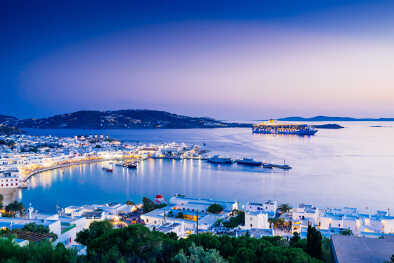 Hermoso crepúsculo sobre la ciudad de Mykonos, isla de Mykonos, archipiélago de las Cícladas, Grecia Hermoso crepúsculo sobre la ciudad de Mykonos, isla de Mykonos, archipiélago de las Cícladas, Grecia