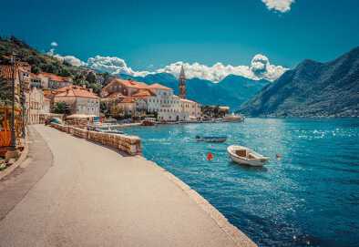 Puerto y barcos en un día soleado en la bahía de Boka Kotor (Boka Kotorska), Montenegro, Europa. Imagen de tonos retro. Puerto y barcos en un día soleado en la bahía de Boka Kotor (Boka Kotorska), Montenegro, Europa. Imagen de tonos retro.