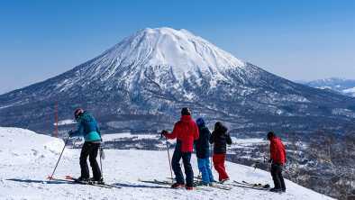 Sci di gruppo sulla montagna di neve a niseko Sci di gruppo sulla montagna di neve a niseko