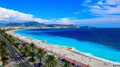 Vista desde la playa en la ciudad de Niza, Francia