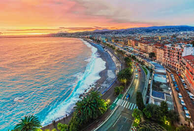 Niza, Francia. Agradable por la tarde después de la puesta de sol. Atardecer naranja con olas azules frente al Boulevard del mar