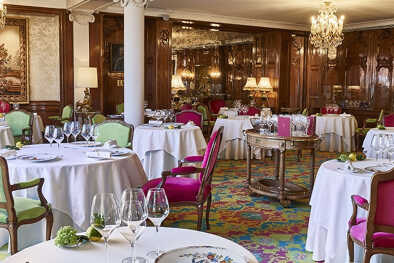 Eingerichtete Tische im Speisesaal des Restaurants Le Chantecler, Nizza Eingerichtete Tische im Speisesaal des Restaurants Le Chantecler, Nizza