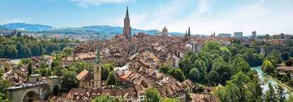 Vista aerea della cattedrale di Bern Minster in stile gotico e del fiume Aar sulla destra