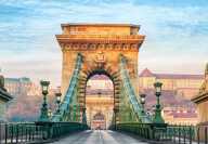 Veduta artistica diurna del ponte Széchenyi lánchíd che attraversa il Danubio a Budapest 