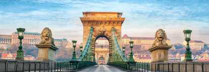 Veduta artistica diurna del ponte Széchenyi lánchíd che attraversa il Danubio a Budapest 