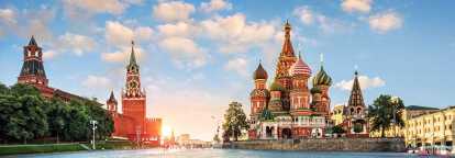 Vista soleggiata della Cattedrale di San Basilio e delle torri Nabatnaya, Tsar e Spasskaya a Mosca!