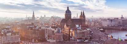Amsterdam con la Basilica di San Nicola e i suoi dintorni con circolazione e persone a piedi