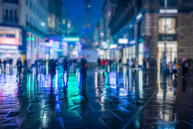 Folla di persone anonime che cammina per le strade notturne della città di Vienna, molto trafficate Folla di persone anonime che cammina per le strade notturne della città di Vienna, molto trafficate
