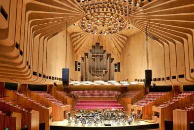 El interior de madera moldeada del teatro de la ópera de Sídney