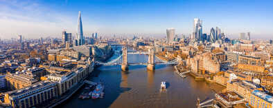 Vista aérea del Tower Bridge en Londres. Uno de los puentes más famosos de Londres y de visita obligada en Londres. Hermosa panorámica del Puente de la Torre de Londres.