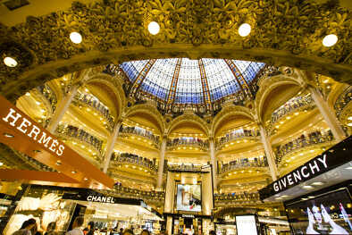 all'interno delle famose Galeries Lafayette con gli stand dei marchi Hermes, Chanel e Givenchy il 24 aprile 2013 a Parigi, Francia