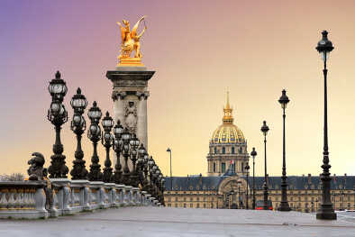 Hermoso amanecer en el Puente Alejandro III y en los Inválidos de París