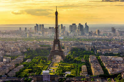 El horizonte de París con la Torre Eiffel al atardecer en París, Francia. La Torre Eiffel es uno de los monumentos más emblemáticos de París.