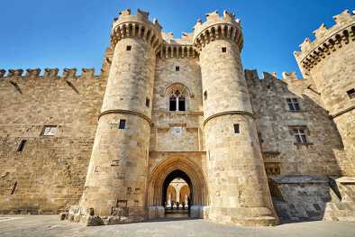 Puertas principales del Palacio del Gran Maestre de los Caballeros en la isla de Rodas, Grecia