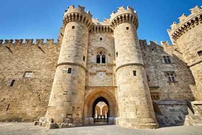 Puertas principales del Palacio del Gran Maestre de los Caballeros en la isla de Rodas, Grecia Puertas principales del Palacio del Gran Maestre de los Caballeros en la isla de Rodas, Grecia
