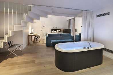 Chambéry, a junction of influences, is situated between Bauges and Chartreuse as well as Lakes Bourget and Aiguebelette. A 5-star hotel in Savoie, Petit Hôtel Confidentiel, has selected this area of the region as its tranquil location because of its rich history, which ranges from the Dukes of Savoie to Jean-Jacques Rousseau.
