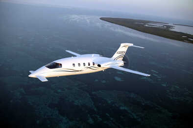 Piaggio P.180 Avanti volando sobre el mar Piaggio P.180 Avanti volando sobre el mar