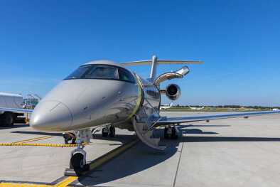 Gros plan sur Pilatus PC-24 de fabrication suisse, prêt à embarquer Gros plan sur Pilatus PC-24 de fabrication suisse, prêt à embarquer