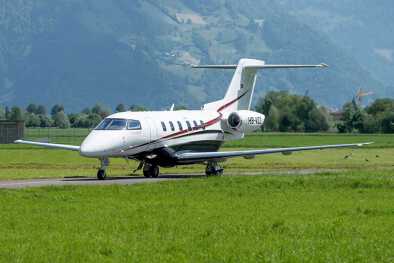 el Pilatus PC-24 en una pista corta en un campo el Pilatus PC-24 en una pista corta en un campo