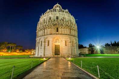 Baptisterio en Pisa por la noche