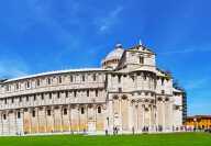 Vista fisheye di Pisa in Italia con la piazza del duomo e la torre di Pisa