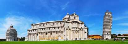 Vista con effetto fisheye di Pisa in Italia con la piazza del duomo e la torre di Pisa