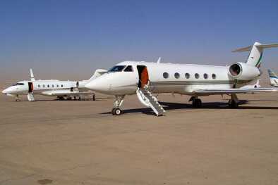 Dos aviones privados listos para abordar, esperando en una pista remota del desierto