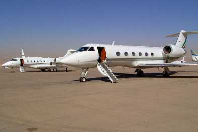 Dos aviones privados listos para abordar, esperando en una pista remota del desierto Dos aviones privados listos para abordar, esperando en una pista remota del desierto