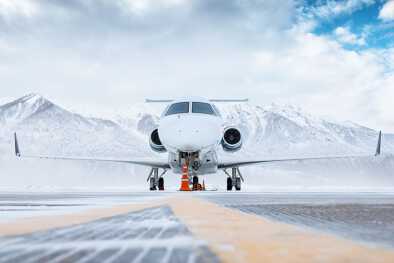 Llame a LunaJets y su avión le estará esperando en un par de horas para transportarle directamente a las pistas. Llame a LunaJets y su avión le estará esperando en un par de horas para transportarle directamente a las pistas.