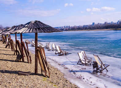 Serbia, Belgrado, invierno de 2017. Sillas en el lago helado Ada Ciganlija. Serbia, Belgrado, invierno de 2017. Sillas en el lago helado Ada Ciganlija.