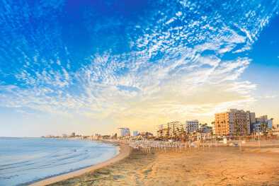 Hermosa vista de la calle principal de Larnaca y la playa de Finikoudes en Chipre
