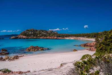Playa rosa en la isla de Budelli, archipiélago de La Maddalena en Cerdeña, Italia Playa rosa en la isla de Budelli, archipiélago de La Maddalena en Cerdeña, Italia