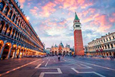 Fantástica puesta de sol en la plaza San Marco con el Campanile y la Basílica de San Marcos. Colorido paisaje urbano nocturno de Venecia, Italia, Europa. Antecedentes del concepto de viaje. Foto postprocesada de estilo artístico. Fantástica puesta de sol en la plaza San Marco con el Campanile y la Basílica de San Marcos. Colorido paisaje urbano nocturno de Venecia, Italia, Europa. Antecedentes del concepto de viaje. Foto postprocesada de estilo artístico.