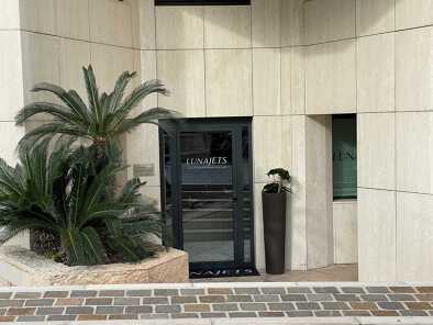 Vista esterna dell'ufficio di LunaJets a Monaco