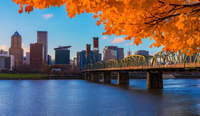 Vista di Portland, Oregon con vista sul fiume Willamette in un pomeriggio d'autunno