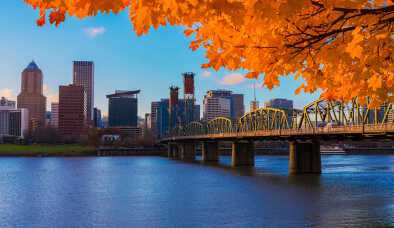 Vista de Portland, Oregón, con vistas al río Willamette en una tarde de otoño Vista de Portland, Oregón, con vistas al río Willamette en una tarde de otoño