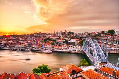 El hermoso puerto de Oporto al atardecer El hermoso puerto de Oporto al atardecer