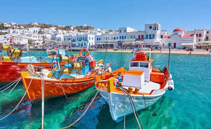 Porto con barche da pesca in legno nella città di Chora in una soleggiata giornata estiva, isola di Mykonos, Grecia -- Paesaggio greco