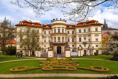 Palacio Lobkowicz y patio trasero con hermosa jardinería. También la embajada alemana. Palacio Lobkowicz y patio trasero con hermosa jardinería. También la embajada alemana.