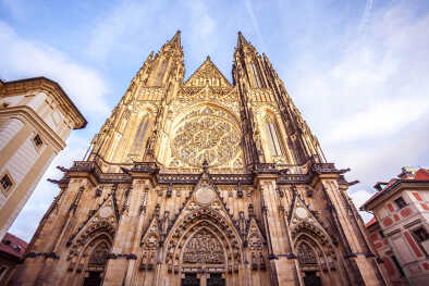 Vista frontal de la entrada principal de la catedral de San Vito en el Castillo de Praga, República Checa Vista frontal de la entrada principal de la catedral de San Vito en el Castillo de Praga, República Checa