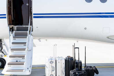 Equipaje junto a un jet privado Equipaje junto a un jet privado