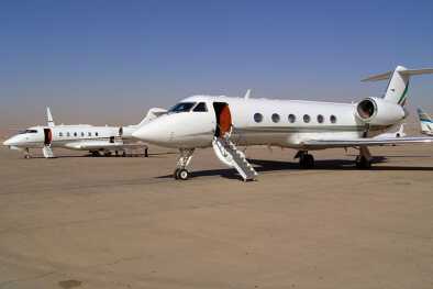 Due jet privati pronti all'imbarco, in attesa su una remota pista del deserto Due jet privati pronti all'imbarco, in attesa su una remota pista del deserto