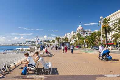 gente disfrutando del clima soleado y la vista del mar Mediterráneo en el paseo inglés (Promenade des Anglais), un gran lugar para caminar, trotar, andar en bicicleta o simplemente relajarse. gente disfrutando del clima soleado y la vista del mar Mediterráneo en el paseo inglés (Promenade des Anglais), un gran lugar para caminar, trotar, andar en bicicleta o simplemente relajarse.