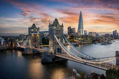 Vista aérea del Puente de la Torre iluminado y del horizonte de Londres, Reino Unido, justo después de la puesta de sol Vista aérea del Puente de la Torre iluminado y del horizonte de Londres, Reino Unido, justo después de la puesta de sol
