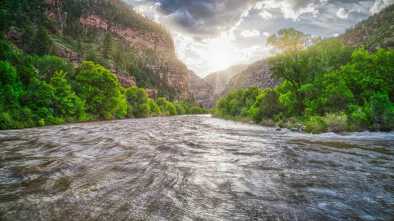 El río Colorado fluye bajo una puesta de sol en el Cañón de Glenwood en Glenwood Springs, Colorado, junto a la Interestatal 70. "I-70" El río Colorado fluye bajo una puesta de sol en el Cañón de Glenwood en Glenwood Springs, Colorado, junto a la Interestatal 70. "I-70"
