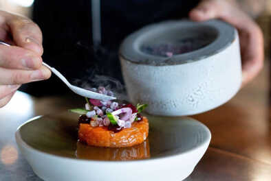 Un chef terminando un plato elaborado