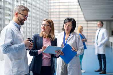 Una empresaria se reúne con un equipo de atención médica Una empresaria se reúne con un equipo de atención médica