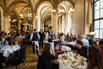 Vienna, Austria - 31 maggio 2019. Interno del Café Central. Il Café Central è un tradizionale caffè viennese situato in Herrengasse 14 nell'Innere Stadt. Vienna, Austria - 31 maggio 2019. Interno del Café Central. Il Café Central è un tradizionale caffè viennese situato in Herrengasse 14 nell'Innere Stadt.