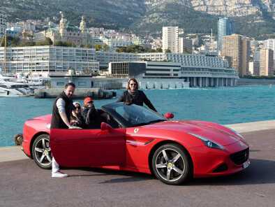4 passagers à bord d'une Ferrari posant devant le lac de Nemi au sud-est de Rome.