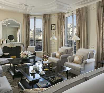 Enjoy the comfort and intimacy of this 37 sqm soundproofed Room with views over the Champs-Elysées. Boasting high ceilings and equipped with the latest technology, this light-filled Prestige Champs-Elysées Room features a king size bed, desk, beautiful bathroom and a dressing room. An exclusive haven on the most beautiful avenue in the world.